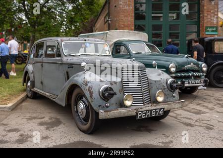 Armstrong Siddeley Lancaster « PEH 874 » et le pick-up Ford Vedette 1952 « WXG 993 » exposés au volant de Bicester le 17th juin 2023. Banque D'Images