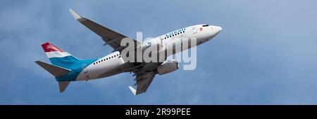 Tenerife, Espagne 7 juin St, 2023. Boeing 737-7C9 de Luxair Airlines. Luxair Airlines vole dans le ciel bleu Banque D'Images