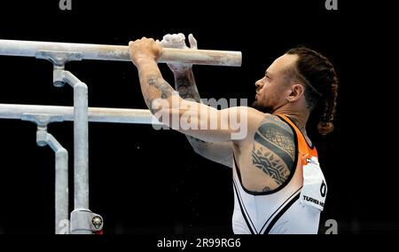 ROTTERDAM - Bart Deurloo en action pendant la gymnastique NK à Ahoy. Deurloo, qui a réexaminé sa décision de s'arrêter au début de ce mois-ci, a pris un tour complet. ANP IRIS VAN DEN BROEK pays-bas hors - belgique hors Banque D'Images