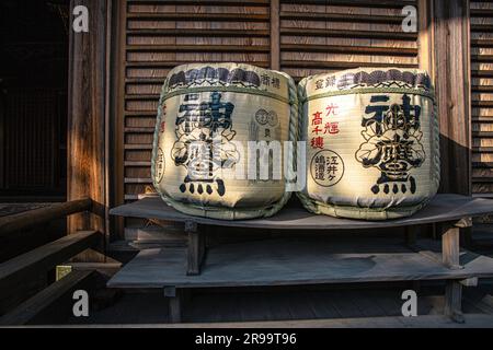 Production de saké japonais/fût de fût de fût de fût de fût de fût de fût de fût de fût au Shinto Shrine à Akashi, préfecture de Hyogo, Japon. Banque D'Images