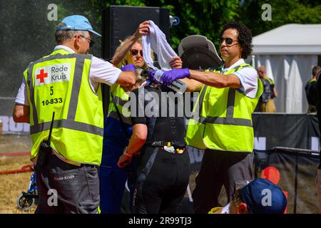 HOORN - cinquante personnes sont devenues mal à cause de la chaleur de l'événement sportif Ironman Westfriesland à Hoorn. Ils se sont présentés à un poste de premiers soins. Selon la région de sécurité, quarante personnes ont finalement été contrôlées par le personnel ambulancier et huit personnes ont été transportées à l'hôpital. ANP INTERVISUAL STUDIO pays-bas - belgique sortie Banque D'Images