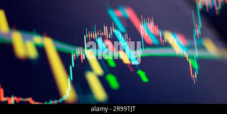 Graphique et indicateur de prix technique, graphique en bougeoirs rouge et vert sur écran thématique bleu, volatilité du marché Banque D'Images