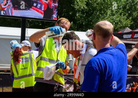 HOORN - cinquante personnes sont devenues mal à cause de la chaleur de l'événement sportif Ironman Westfriesland à Hoorn. Ils se sont présentés à un poste de premiers soins. Selon la région de sécurité, quarante personnes ont finalement été contrôlées par le personnel ambulancier et huit personnes ont été transportées à l'hôpital. ANP INTERVISUAL STUDIO pays-bas - belgique sortie Banque D'Images