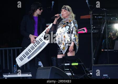 Debbie Harry, de Blondie, se produit sur la Pyramid Stage au Glastonbury Festival de la ferme de la ville de digne Farm, dans le Somerset. Date de la photo: Dimanche 25 juin 2023. Banque D'Images