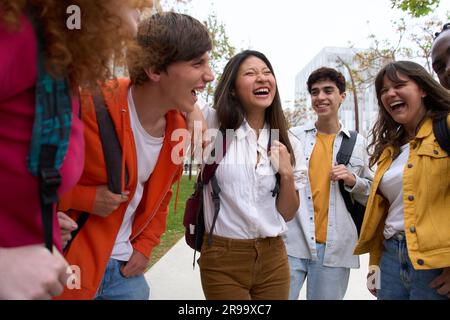 Un groupe diversifié de jeunes étudiants souriants se sont réunis à l'extérieur du campus universitaire. Génération z. Banque D'Images