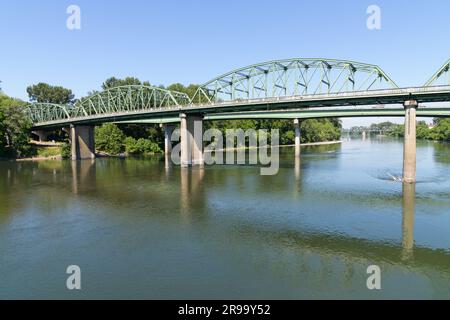 PONT ROUTIER US 20 traversant la rivière Willamette à Albany, Oregon Banque D'Images