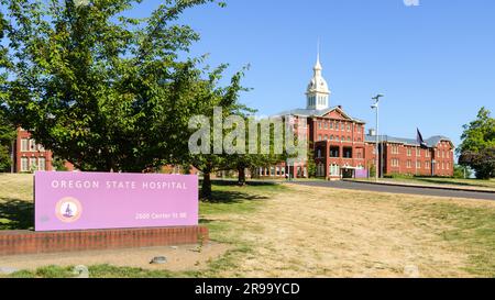 Salem, OREGON, États-Unis - 11 juin 2023 ; panneau de l'hôpital d'État de l'Oregon et bâtiment Kirkbride à Salem, Oregon Banque D'Images