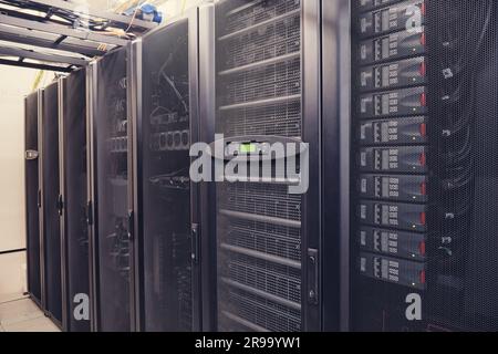 Dans la salle des serveurs, la batterie de l'onduleur est connectée à un système d'alimentation d'urgence. Banque D'Images