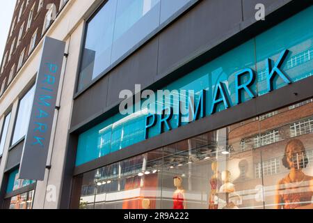 Londres, Royaume-Uni. 25th juin 2023. Vue générale du magasin PRIMARK d'Oxford Street. (Photo par Pietro Recchia/SOPA Images/Sipa USA) crédit: SIPA USA/Alay Live News Banque D'Images