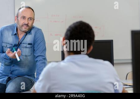 professeur donnant la leçon aux étudiants de collège Banque D'Images