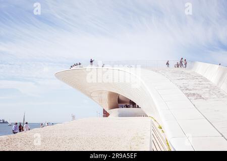 Lisbonne, Portugal - 8 mars 2023: MAAT, Musée d'Art, d'Architecture et de technologie près du Tage à Lisbonne, Portugal Banque D'Images