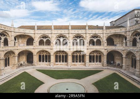 Lisbonne, Portugal - 8 mars 2023 : le monastère de Jeronimos avec vue sur la cour à Lisbonne, Portugal Banque D'Images