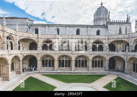 Lisbonne, Portugal - 8 mars 2023 : le monastère de Jeronimos avec vue sur la cour à Lisbonne, Portugal Banque D'Images