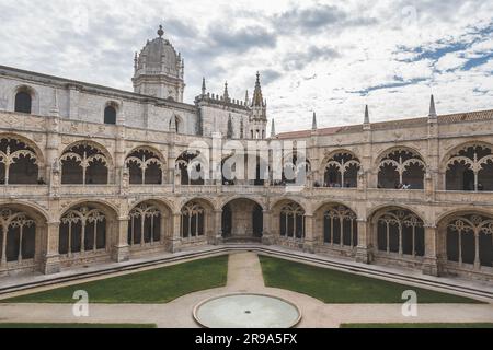 Lisbonne, Portugal - 8 mars 2023 : le monastère de Jeronimos avec vue sur la cour à Lisbonne, Portugal Banque D'Images