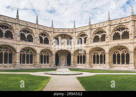 Lisbonne, Portugal - 8 mars 2023 : le monastère de Jeronimos avec vue sur la cour à Lisbonne, Portugal Banque D'Images