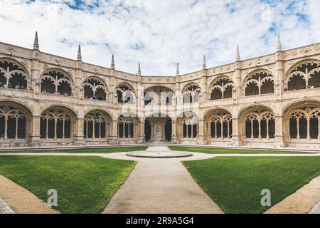 Lisbonne, Portugal - 8 mars 2023 : le monastère de Jeronimos avec vue sur la cour à Lisbonne, Portugal Banque D'Images