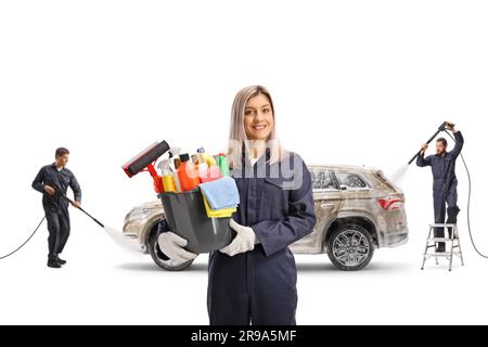 L'équipe de lavage de voiture nettoie un véhicule et une femme avec un seau isolé sur fond blanc Banque D'Images