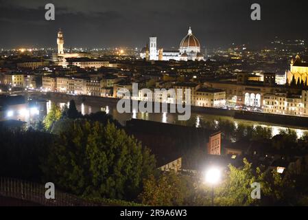 Florence, Italie - 22 novembre 2022 : paysage urbain de nuit au-dessus de Florence Banque D'Images