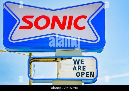 Sonic Drive-In affiche un message ouvert sur un panneau endommagé par la tornade, 24 juin 2023, à Moss point, Mississippi. Une tornade EF-2 a frappé 19 juin 2023. Banque D'Images