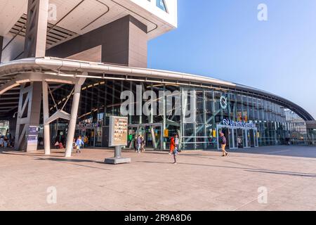 Utrecht, NL - OCT 9, 2021: La gare centrale d'Utrecht est le centre de transit qui intègre deux pistes cyclables, deux stations de bus, deux arrêts de tramway et le c Banque D'Images