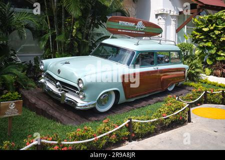 Publicité pour voitures anciennes le Wyndham Altra Hotel Resort à Playa del Carmen Yucatan Mexique Banque D'Images