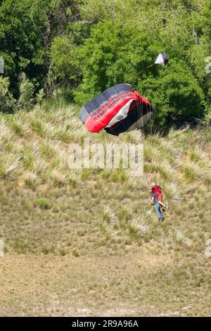 Les cavaliers de la base tandem se préparent à atterrir sur le sol à Twin Falls, Idaho. Banque D'Images