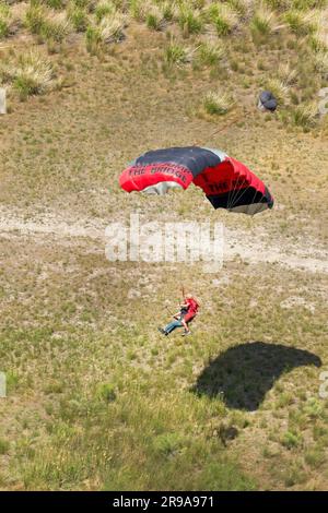 Les cavaliers de la base tandem se préparent à atterrir sur le sol à Twin Falls, Idaho. Banque D'Images