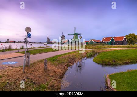 Zaandam, pays-Bas - 13 octobre 2021 : Zaanse Schans est un quartier de Zaandam, près de Zaandijk, pays-Bas, célèbre pour sa collection de wel Banque D'Images