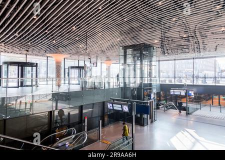 Delft, pays-Bas - 9 octobre 2021: Vue intérieure depuis la gare centrale de Delft. Le bâtiment moderne et spacieux est le principal centre de transport de Del Banque D'Images