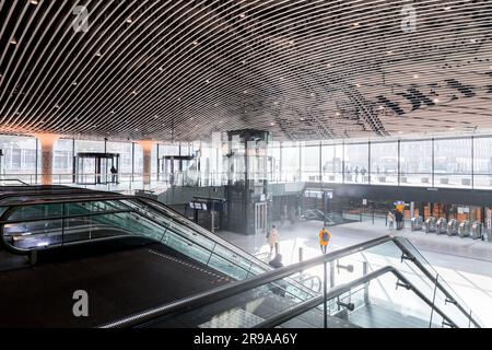 Delft, pays-Bas - 9 octobre 2021: Vue intérieure depuis la gare centrale de Delft. Le bâtiment moderne et spacieux est le principal centre de transport de Del Banque D'Images