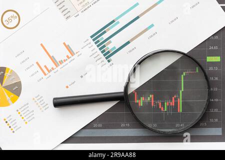 Statistique graphique analytique d'entreprise avec tableur statistique Excel avec numéro de données de graphique et de table dans la base de données des graphiques. Comptable pointant les mains Excel stat Banque D'Images