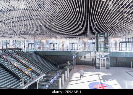 Delft, pays-Bas - 9 octobre 2021: Vue intérieure depuis la gare centrale de Delft. Le bâtiment moderne et spacieux est le principal centre de transport de Del Banque D'Images