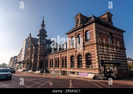 Delft, pays-Bas, 9 octobre 2021 : la vieille gare de Delft, le restaurant Pavarotti d'aujourd'hui à côté de la nouvelle gare et de l'hôtel de ville de Delft, TH Banque D'Images