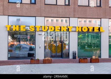 Delft, pays-Bas - 9 octobre 2021 : le panneau et l'entrée de la branche Delft de l'hôtel étudiant à côté de la gare centrale de Delft, TH Banque D'Images