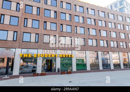 Delft, pays-Bas - 9 octobre 2021 : le panneau et l'entrée de la branche Delft de l'hôtel étudiant à côté de la gare centrale de Delft, TH Banque D'Images