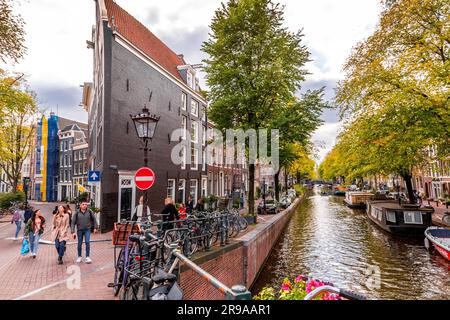 Amsterdam, pays-Bas - 10 octobre 2021 : canaux et architecture hollandaise typique d'Amsterdam, l'une des destinations touristiques les plus populaires d'Europe. Banque D'Images