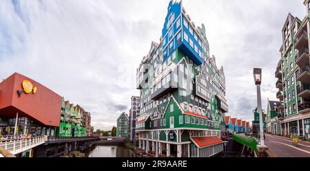 Zaandam, pays-Bas - 13 octobre 2021 : vue extérieure de l'hôtel Inntel situé à Zaandam. La façade saisissante contient près de 70 styl de maison de Zaans Banque D'Images