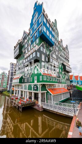 Zaandam, pays-Bas - 13 octobre 2021 : vue extérieure de l'hôtel Inntel situé à Zaandam. La façade saisissante contient près de 70 styl de maison de Zaans Banque D'Images