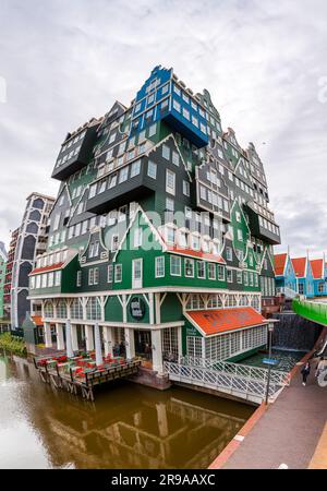 Zaandam, pays-Bas - 13 octobre 2021 : vue extérieure de l'hôtel Inntel situé à Zaandam. La façade saisissante contient près de 70 styl de maison de Zaans Banque D'Images