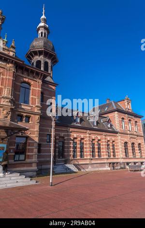 Delft, pays-Bas, 9 octobre 2021 : la vieille gare de Delft, le restaurant Pavarotti d'aujourd'hui à côté de la nouvelle gare et de l'hôtel de ville de Delft, TH Banque D'Images