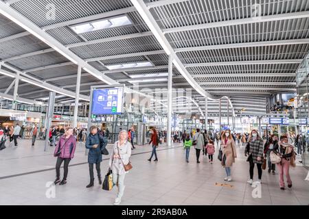 Utrecht, NL - OCT 9, 2021: La gare centrale d'Utrecht est le centre de transit qui intègre deux pistes cyclables, deux stations de bus, deux arrêts de tramway et le c Banque D'Images