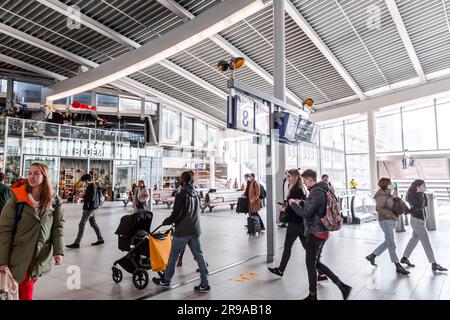 Utrecht, NL - OCT 9, 2021: La gare centrale d'Utrecht est le centre de transit qui intègre deux pistes cyclables, deux stations de bus, deux arrêts de tramway et le c Banque D'Images