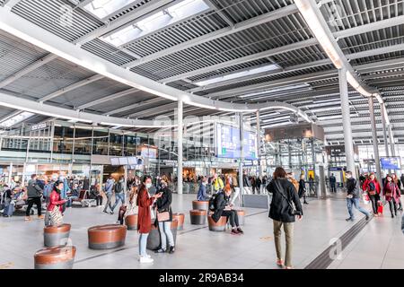 Utrecht, NL - OCT 9, 2021: La gare centrale d'Utrecht est le centre de transit qui intègre deux pistes cyclables, deux stations de bus, deux arrêts de tramway et le c Banque D'Images