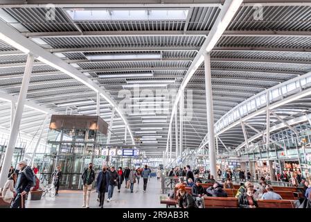 Utrecht, NL - OCT 9, 2021: La gare centrale d'Utrecht est le centre de transit qui intègre deux pistes cyclables, deux stations de bus, deux arrêts de tramway et le c Banque D'Images