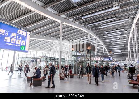 Utrecht, NL - OCT 9, 2021: La gare centrale d'Utrecht est le centre de transit qui intègre deux pistes cyclables, deux stations de bus, deux arrêts de tramway et le c Banque D'Images