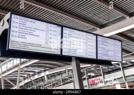 Utrecht, NL - OCT 9, 2021: La gare centrale d'Utrecht est le centre de transit qui intègre deux pistes cyclables, deux stations de bus, deux arrêts de tramway et le c Banque D'Images