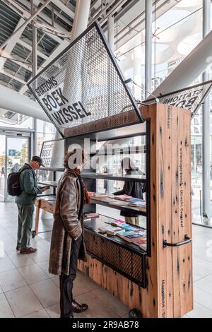 Utrecht, NL - OCT 9, 2021: Un stand de partage de livres à l'intérieur de la gare centrale d'Utrecht, pays-Bas. Les gens échangent des livres gratuitement par ces Banque D'Images