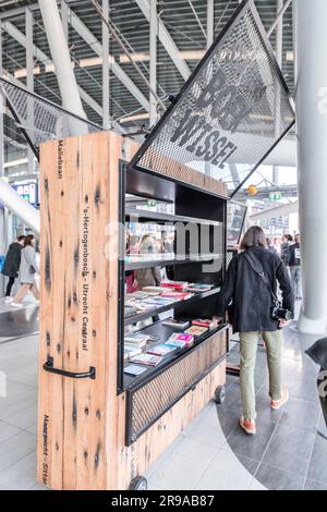 Utrecht, NL - OCT 9, 2021: Un stand de partage de livres à l'intérieur de la gare centrale d'Utrecht, pays-Bas. Les gens échangent des livres gratuitement par ces Banque D'Images