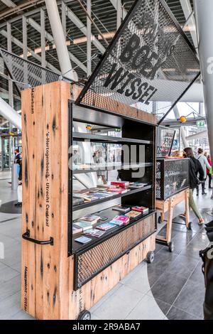 Utrecht, NL - OCT 9, 2021: Un stand de partage de livres à l'intérieur de la gare centrale d'Utrecht, pays-Bas. Les gens échangent des livres gratuitement par ces Banque D'Images