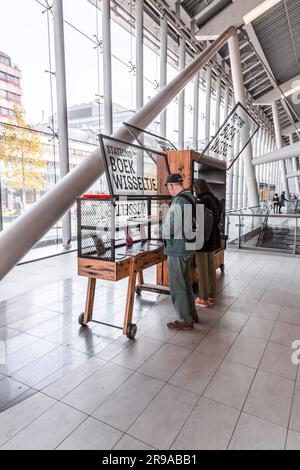 Utrecht, NL - OCT 9, 2021: Un stand de partage de livres à l'intérieur de la gare centrale d'Utrecht, pays-Bas. Les gens échangent des livres gratuitement par ces Banque D'Images